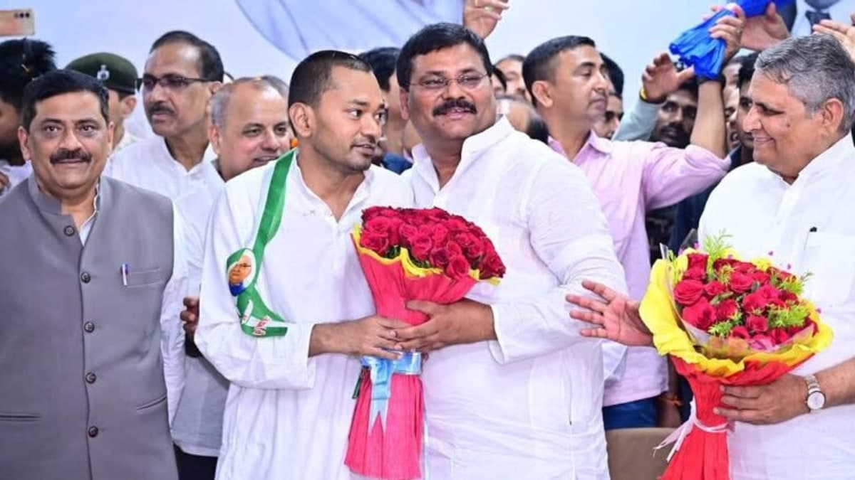 पटना स्नातक निर्वाचन क्षेत्र: अनुज सिंह के नामांकन में शक्ति प्रदर्शन, नीतीश-निशांत के नारों से सियासी हलचल