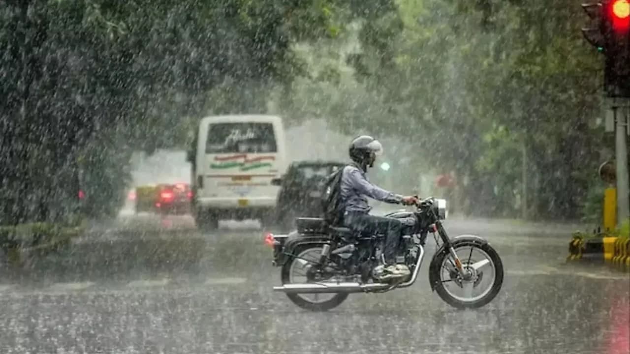 तमिलनाडु में 'डिथवा' चक्रवात का तांडव: भारी बारिश और रेड अलर्ट के बाद कई जिलों में स्कूल-कॉलेज बंद