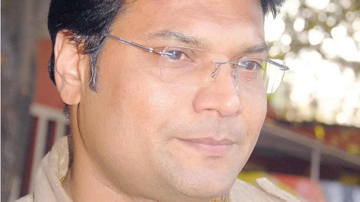 CID फेम दयानंद शेट्टी का बड़ा खुलासा: बॉलीवुड सेट पर कुत्तों के लिए तैनात होती हैं नैनी और होता है मेकअप