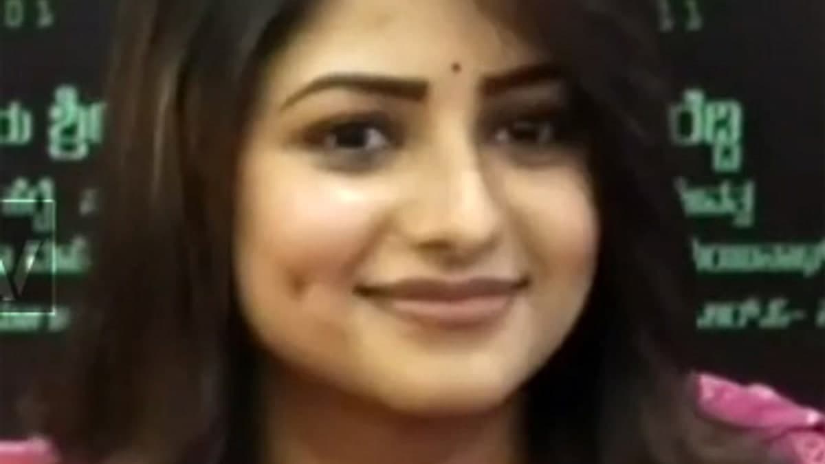 कन्नड़ एक्ट्रेस रचिता राम के साथ बर्थडे पर अजीब वाकया: सेल्फी लेते वक्त फैन ने पकड़े गाल, वीडियो वायरल