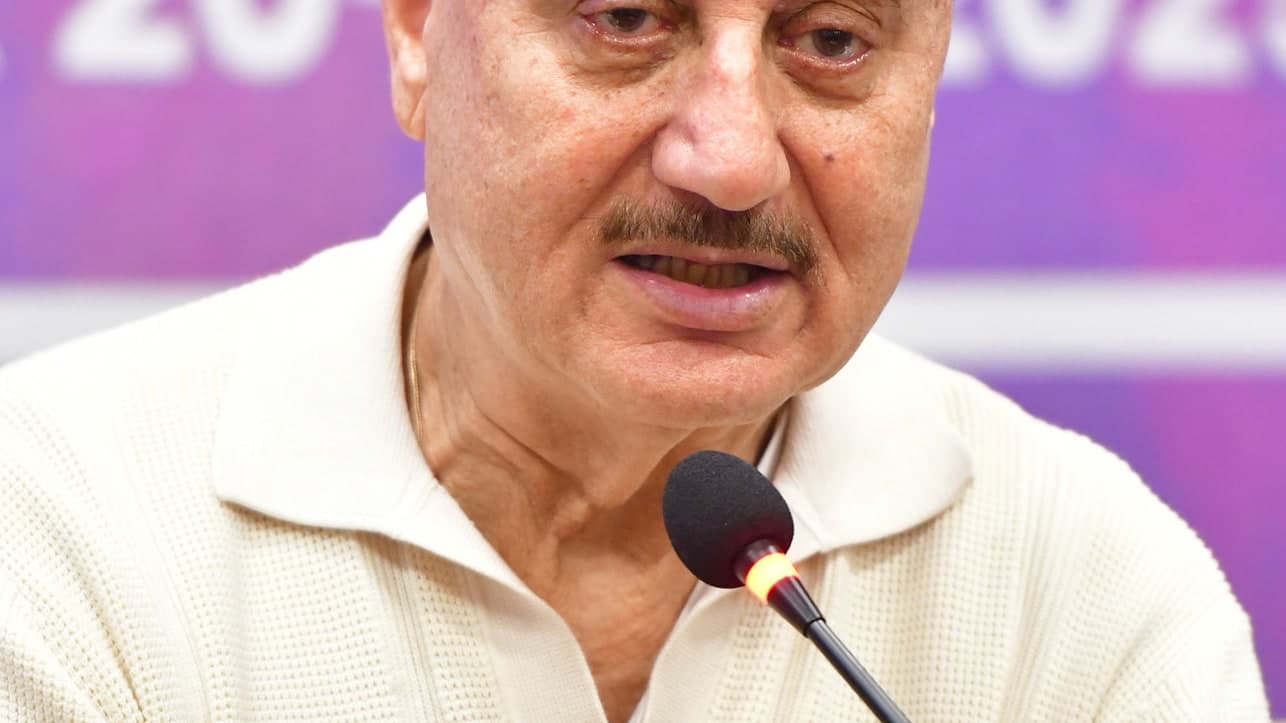 अनूपम खेर की पहली शादी का बड़ा खुलासा: मंदिर में फेरे और अगले ही दिन क्यों छोड़नी पड़ी पत्नी?