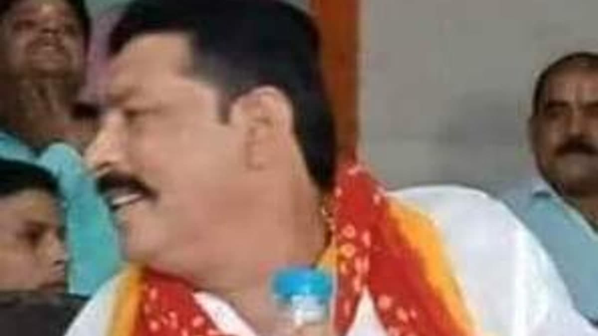 बिहार की राजनीति में बड़ा भूचाल: जेडीयू विधायक अनंत सिंह ने पार्टी के खिलाफ खोला मोर्चा, प्रशांत किशोर के उम्मीदवार के लिए मांग रहे वोट