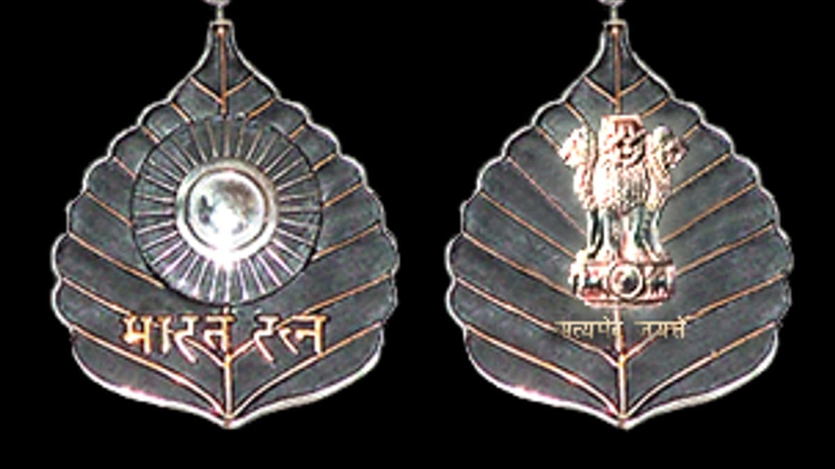 जब मंच पर सचिन तेंदुलकर ने निभाया अदब का फर्ज: गुलजार को पानी पिलाने का वीडियो जीत रहा दिल