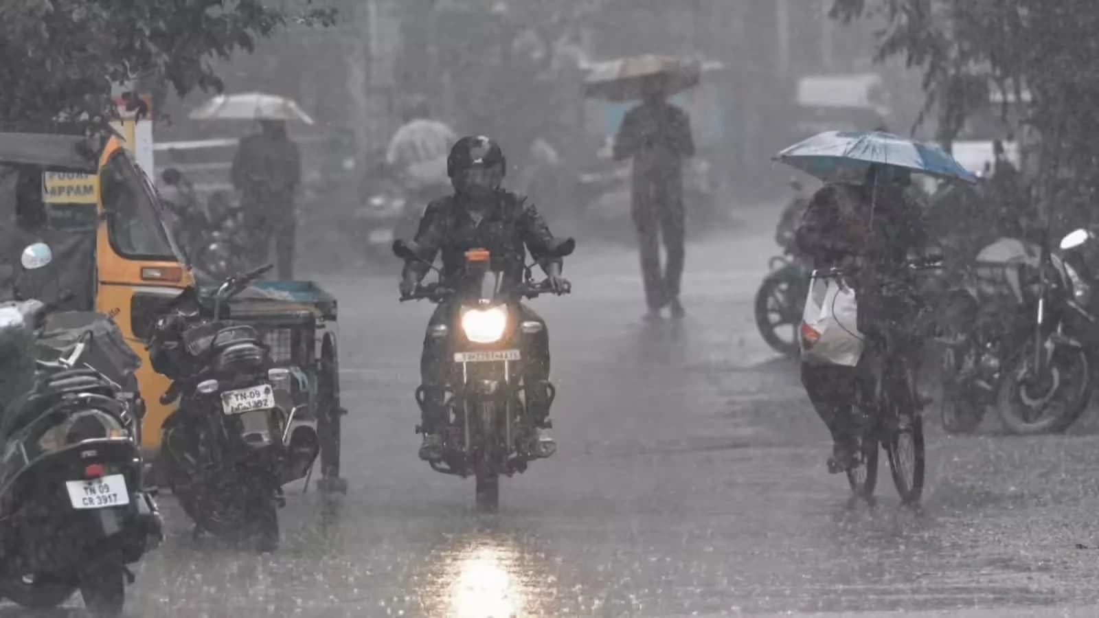 खतरनाक मौसम का तांडव: 12 राज्यों में भारी बारिश और 65 किमी की रफ्तार से हवाओं का अलर्ट