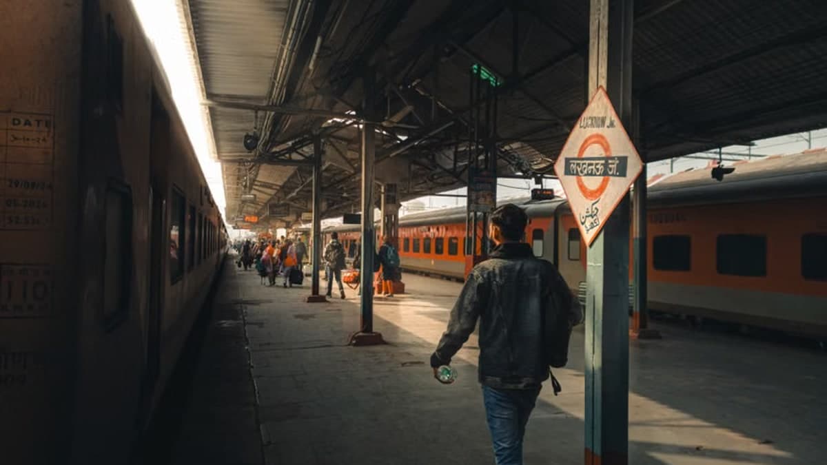 [Video] भारतीय ट्रेनों के अनोखे रंग: वायरल क्लिप में कैद वह नजारा जिसे देखकर चकरा जाएगा सिर