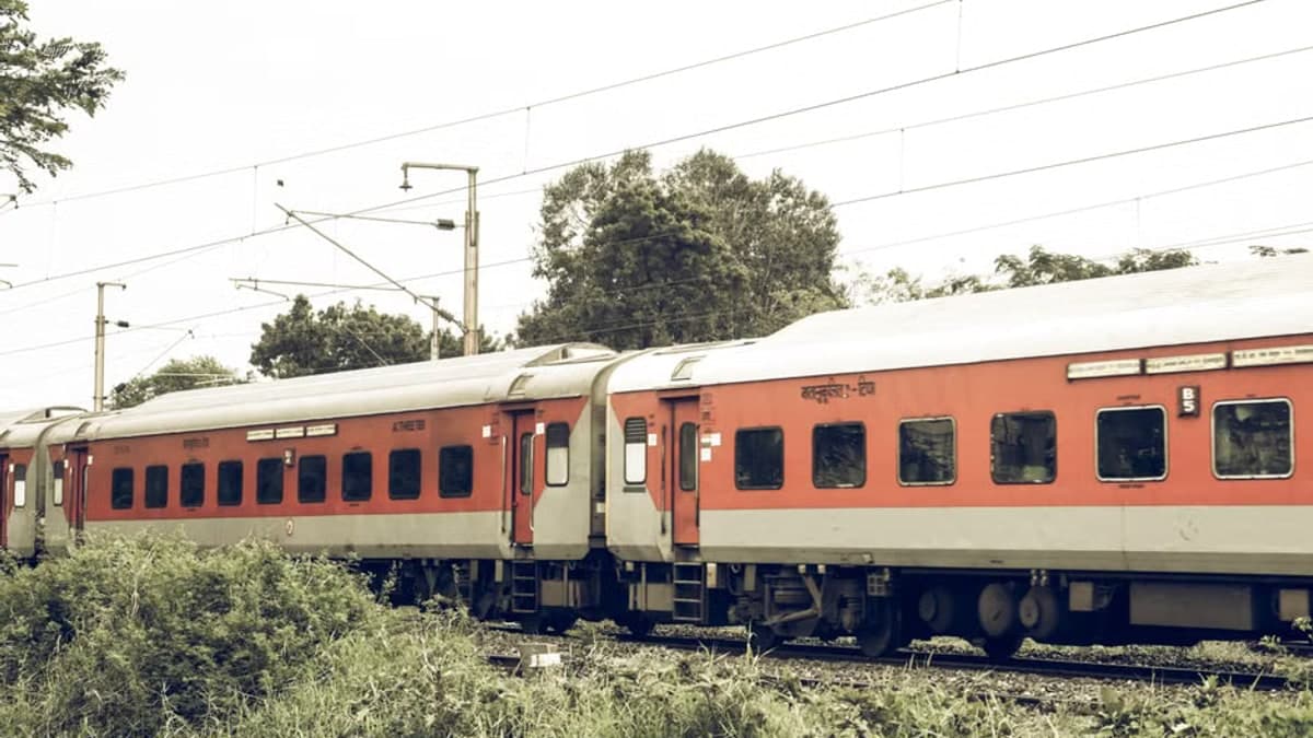 देखें वीडियो: भारतीय ट्रेनों के अनोखे और अप्रत्याशित रंग, सोशल मीडिया पर वायरल हुई यह क्लिप