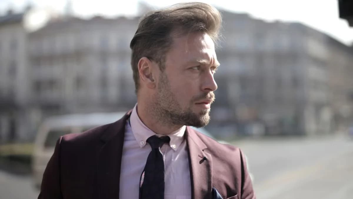 [Video] Unconventional style of a 'businessman' captures internet attention on social media