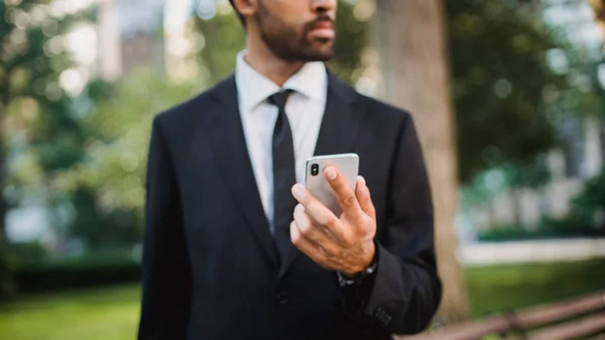 [Video] Unique style of a man spotted as 'Businessman' sparks discussion on social media