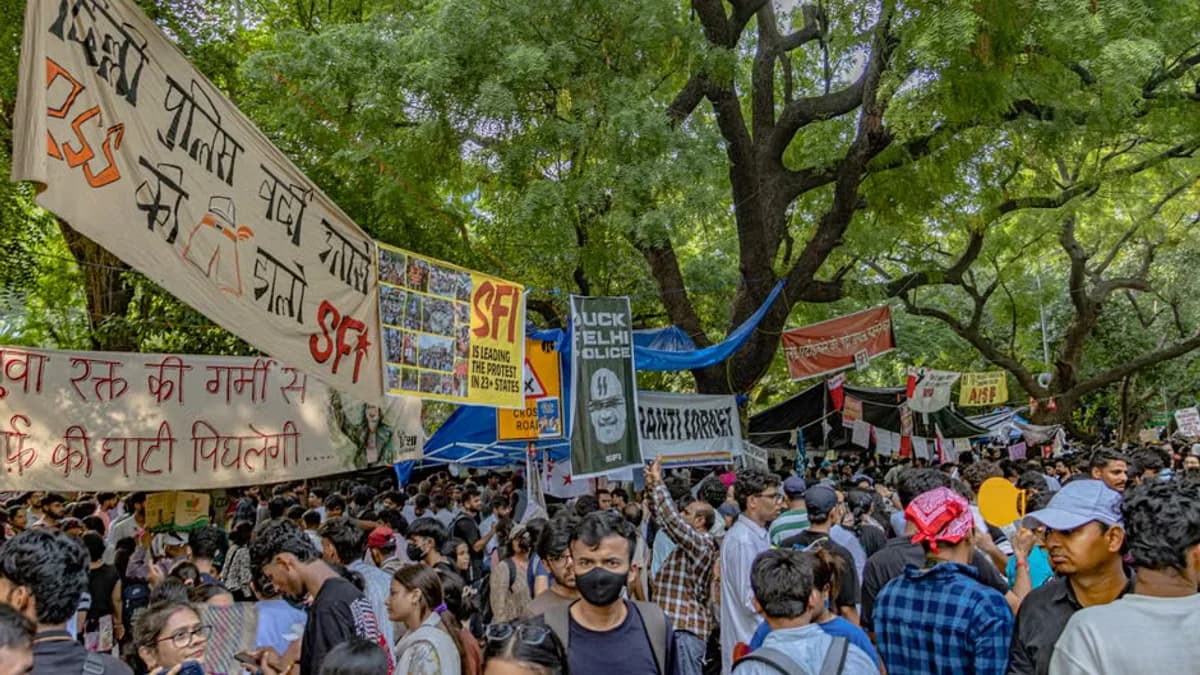 [Video] संसद से चुनाव आयोग तक INDIA ब्लॉक का मार्च, बैरिकेड्स पर चढ़े लोकसभा में नेता प्रतिपक्ष राहुल गांधी