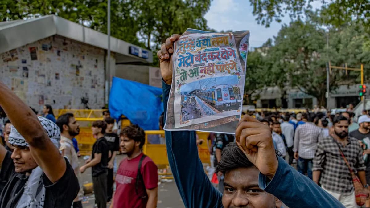 [Video] संसद मार्ग से चुनाव आयोग मुख्यालय तक INDIA गठबंधन का मार्च, आकाशवाणी भवन परिसर में धरने पर बैठे राहुल-प्रियंका गांधी