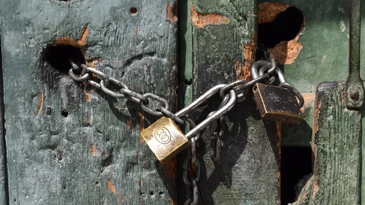 Viral Clip: Suspects attempt to unlock apartment door in Noida's Kendriya Vihar, sparking security concerns