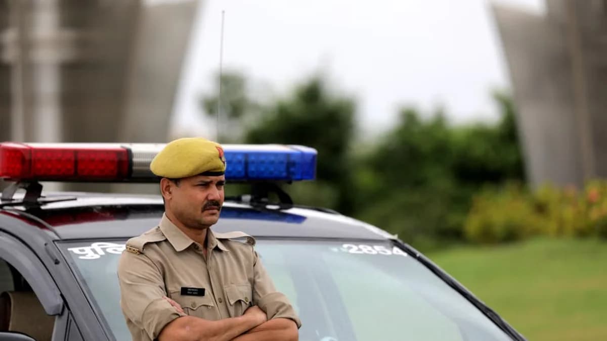 वायरल वीडियो: संसद भवन से चुनाव आयोग की ओर मार्च कर रहे ‘इंडिया’ गठबंधन के नेता हिरासत में, संसद स्ट्रीट पर दिया धरना