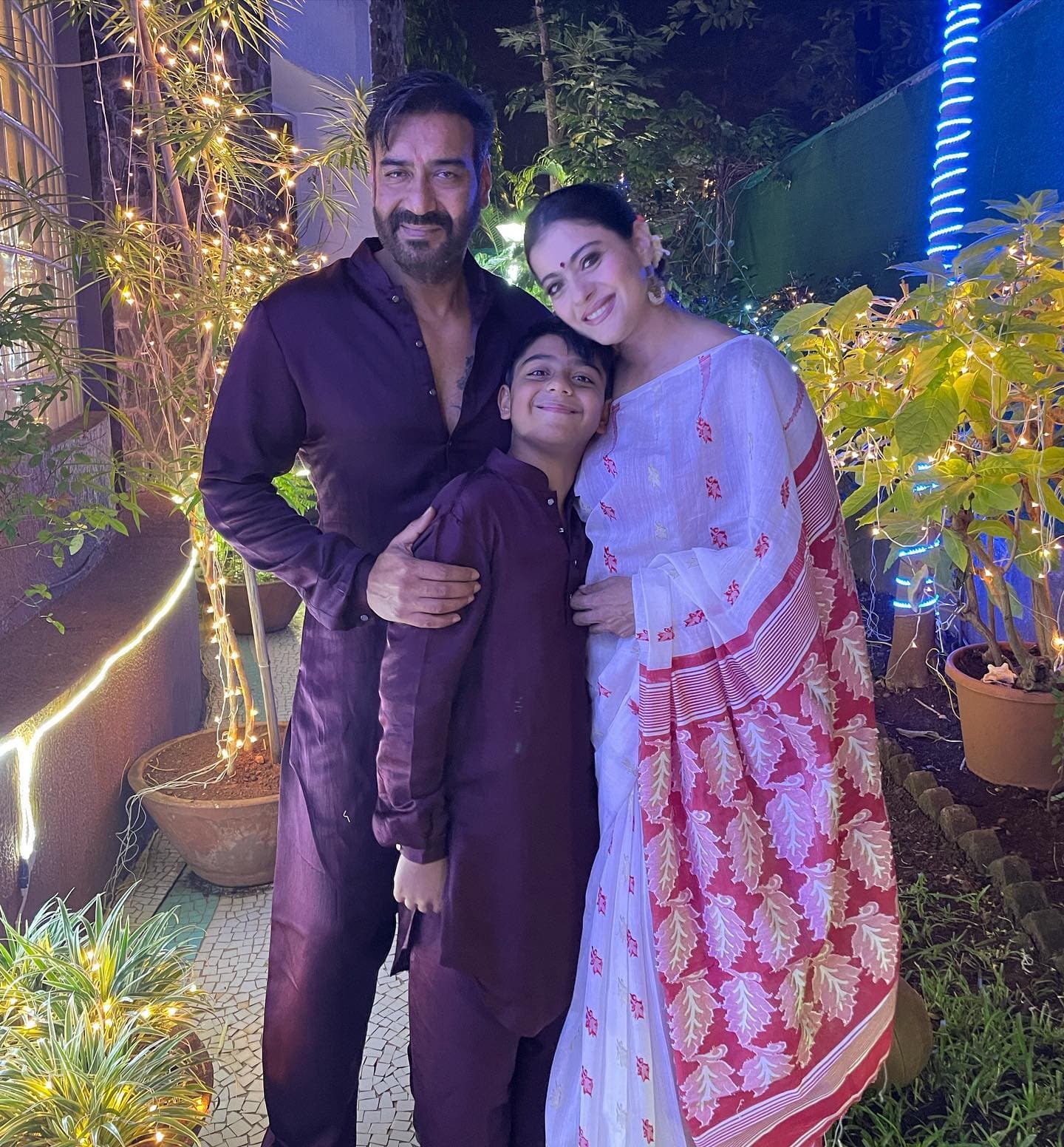 सामने से देखने पर इस सफेद और आधुनिक थीम वाले बंगले की भव्यता देखते ही बनती है।