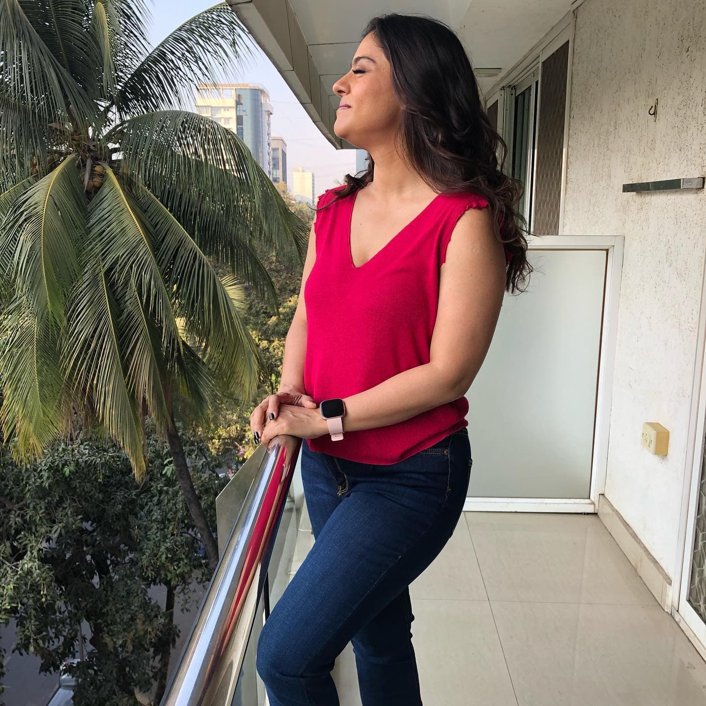 घर की डाइनिंग एरिया को बहुत ही करीने से सजाया गया है जहाँ शाही अंदाज में डिनर का लुत्फ उठाया जा सकता है।