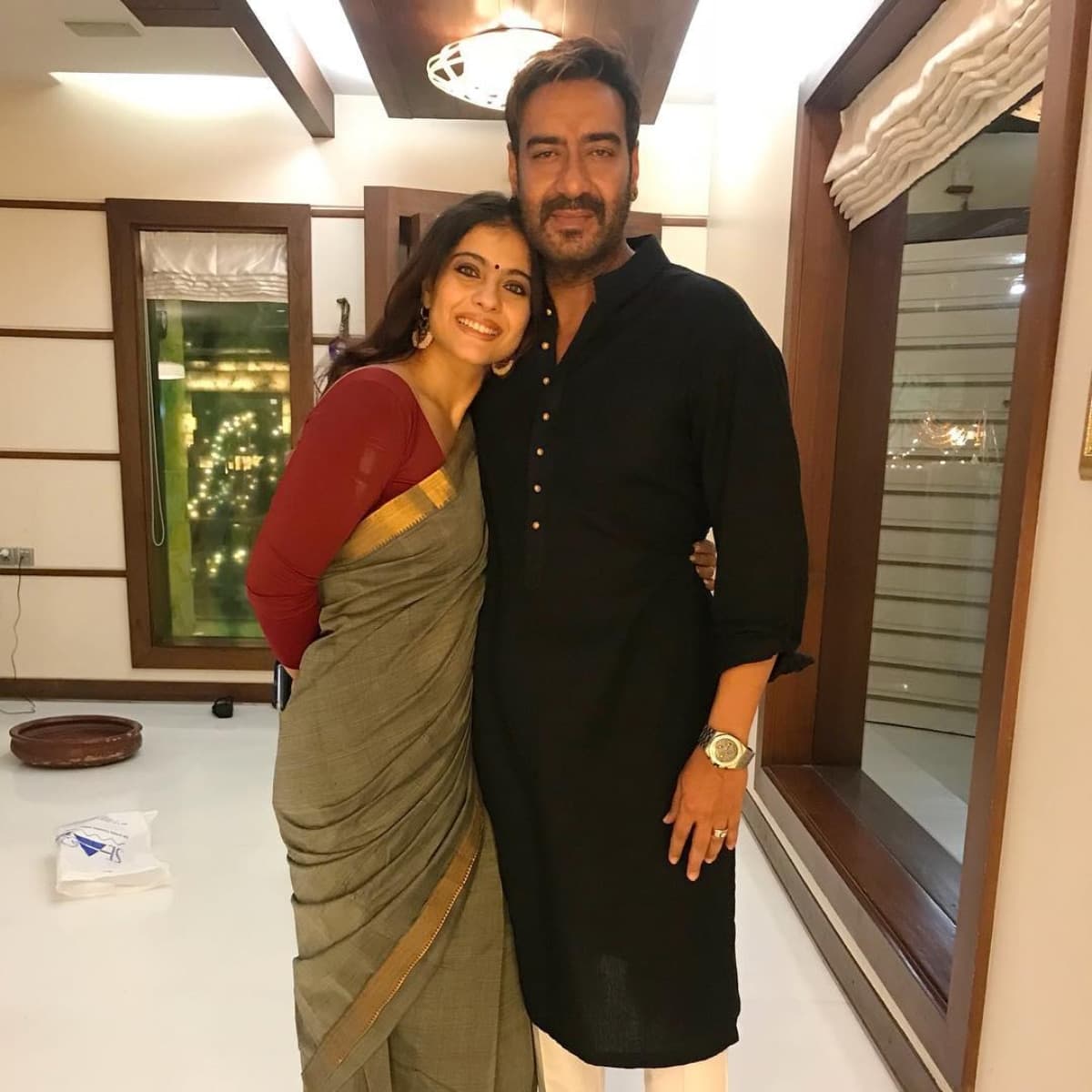 तकरीबन 60 करोड़ रुपये की कीमत वाला यह आशियाना अपनी लग्जरी सुविधाओं के कारण लाइमलाइट में रहता है।