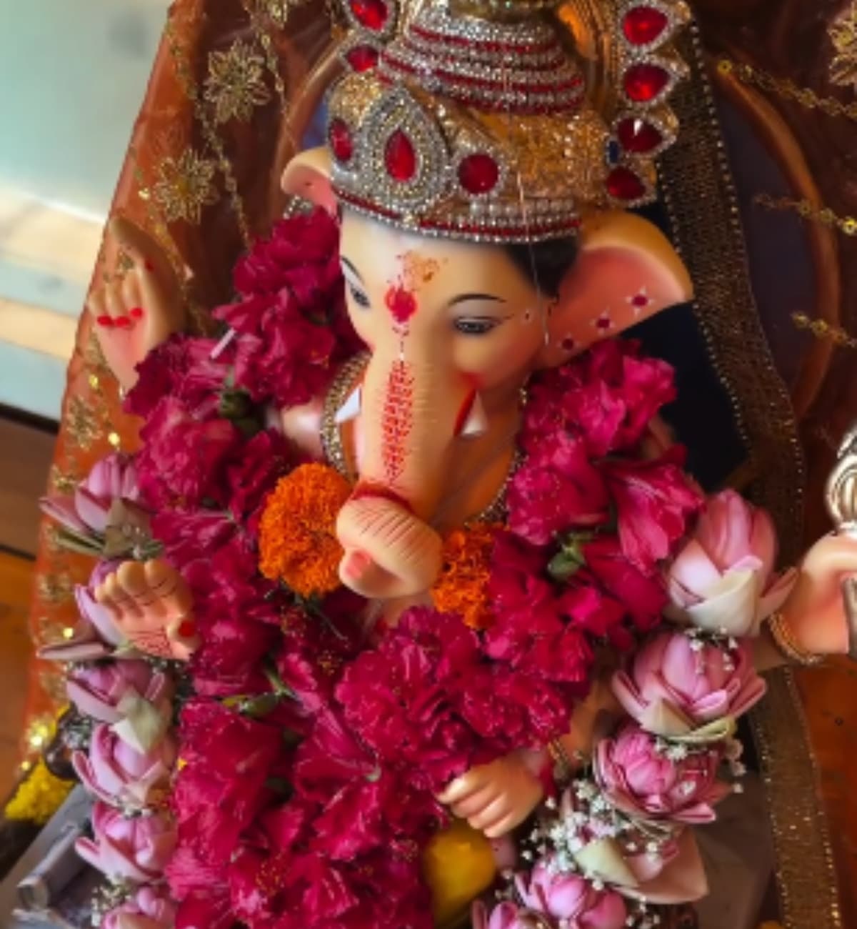 अनंत चतुर्दशी के पवित्र अवसर पर इस कपल ने नम आंखों के साथ अपने प्यारे बप्पा को अंतिम विदाई दी।