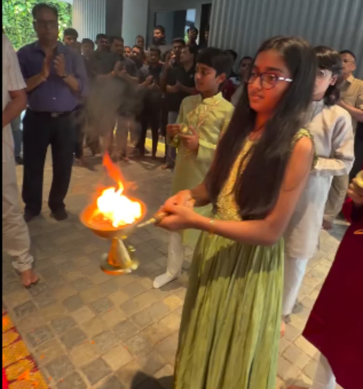 कपल द्वारा शेयर किए गए इस वीडियो में बप्पा के प्रति उनकी अटूट श्रद्धा और भक्ति साफ झलक रही है।