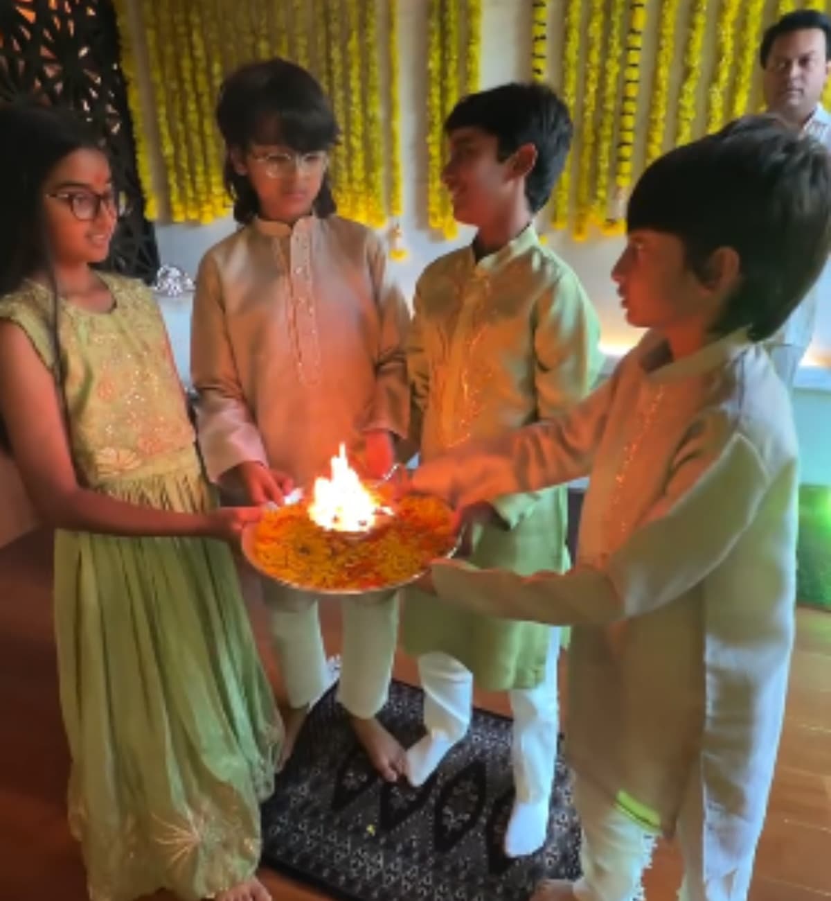 सामने आए इस खूबसूरत वीडियो में रितेश और जेनेलिया बप्पा की आखिरी आरती करते हुए बेहद भावुक दिखाई दे रहे हैं।