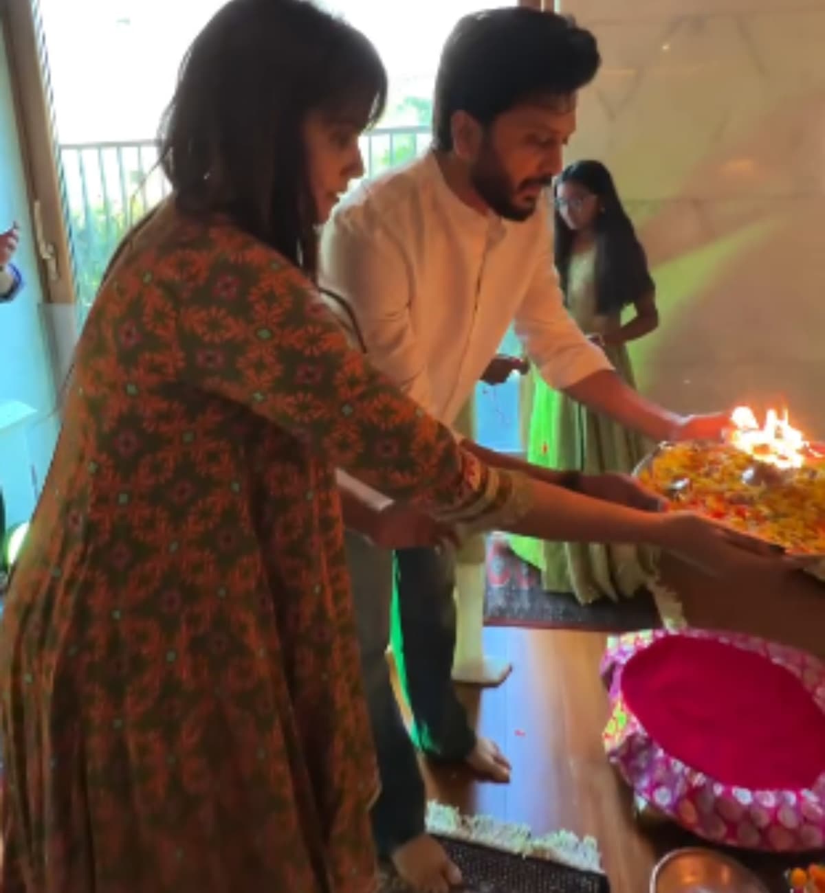 गणेश विसर्जन के इस खास पल पर दोनों ने पारंपरिक और बेहद सादगी भरे अंदाज में सभी रस्मों को पूरा किया।