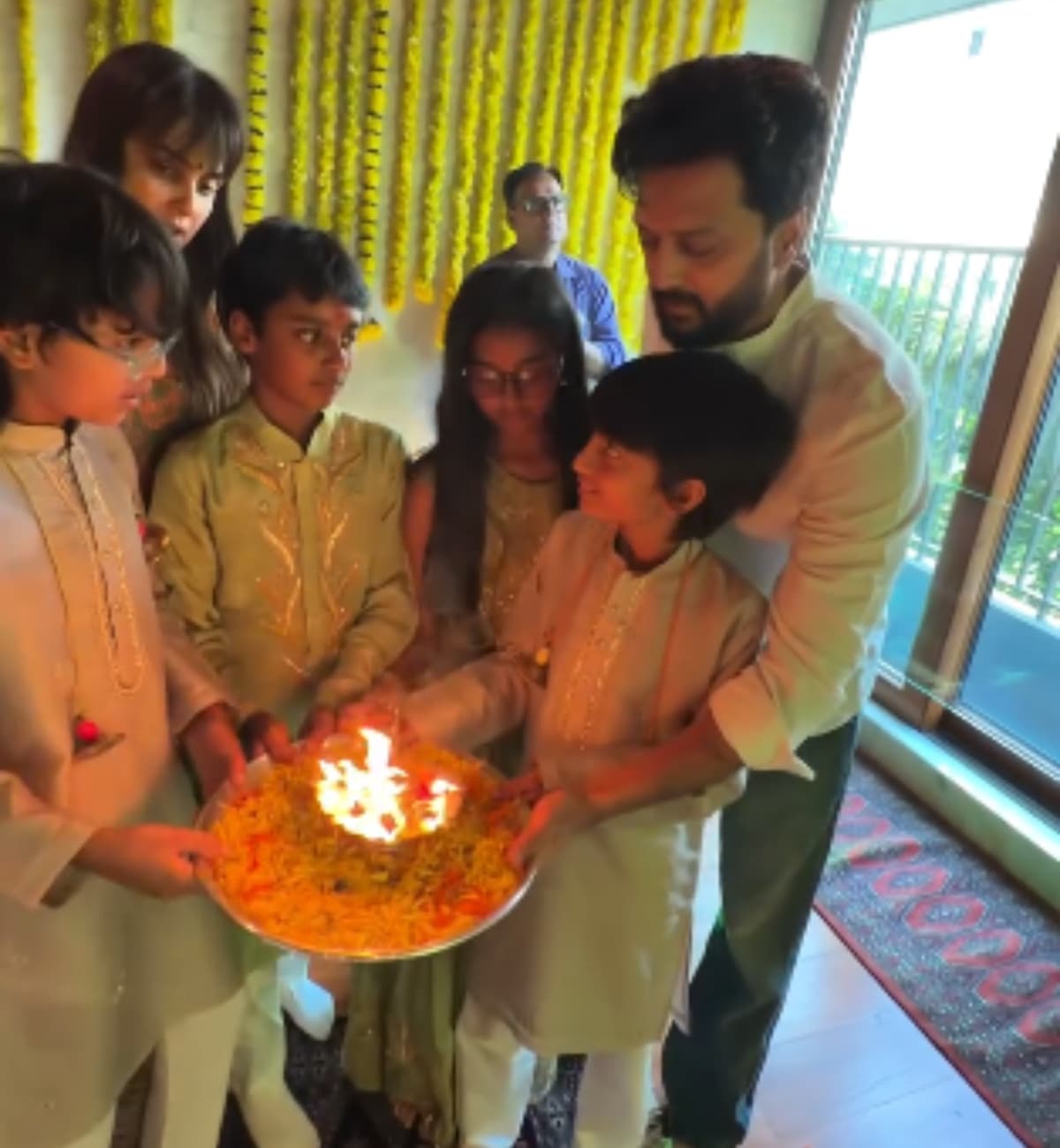जेनेलिया डिसूजा इस दौरान पति रितेश के साथ हर कदम पर बप्पा की विदाई के वक्त भावुक नजर आईं।