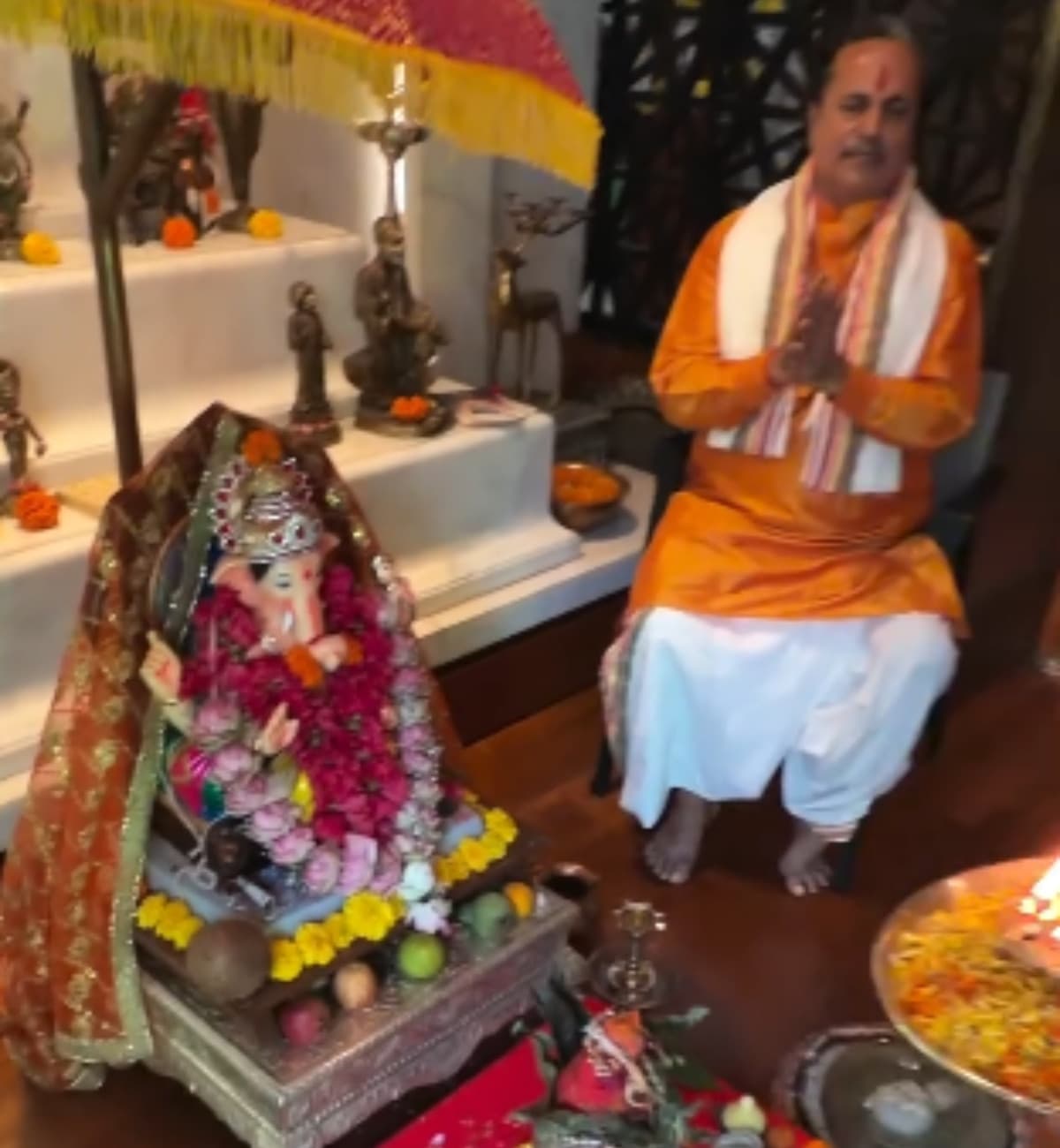 रितेश देशमुख ने अपने हाथों से खूबसूरती से सजी हुई बप्पा की प्रतिमा को विसर्जन के लिए उठाया।