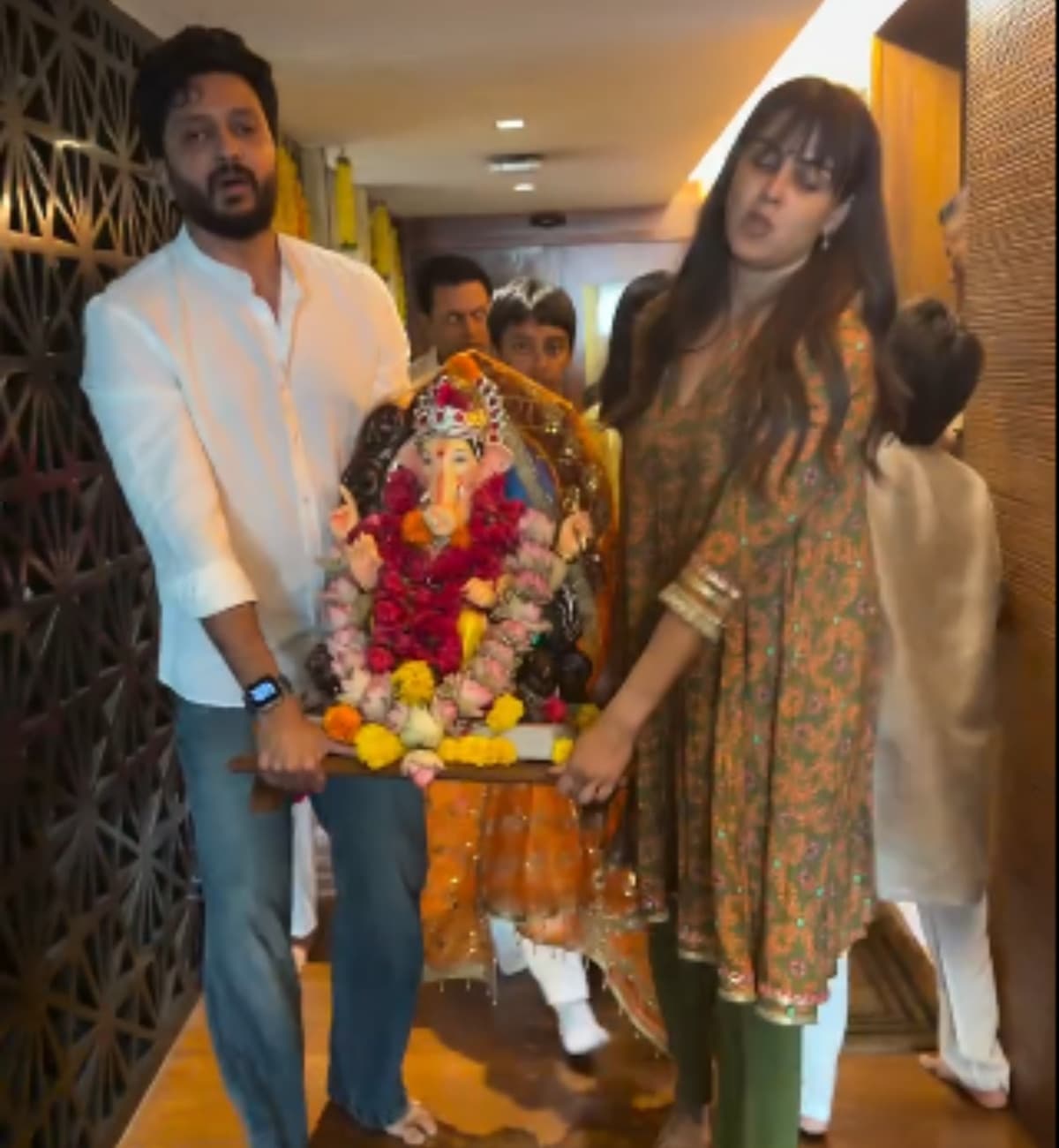 बप्पा को घर से विदा करते वक्त पूरे परिवार का माहौल काफी गमगीन और श्रद्धा से भरा हुआ था।