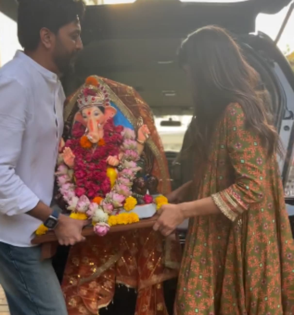 फैंस भी रितेश और जेनेलिया के इस इमोशनल वीडियो पर लगातार अपनी प्रतिक्रियाएं दे रहे हैं और अगले बरस तू जल्दी आ बोल रहे हैं।
