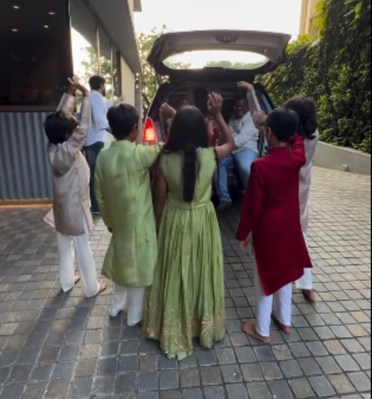 हर साल की तरह इस बार भी रितेश और जेनेलिया ने बप्पा का आशीर्वाद लेकर इस गणेशोत्सव का समापन बहुत ही यादगार तरीके से किया।