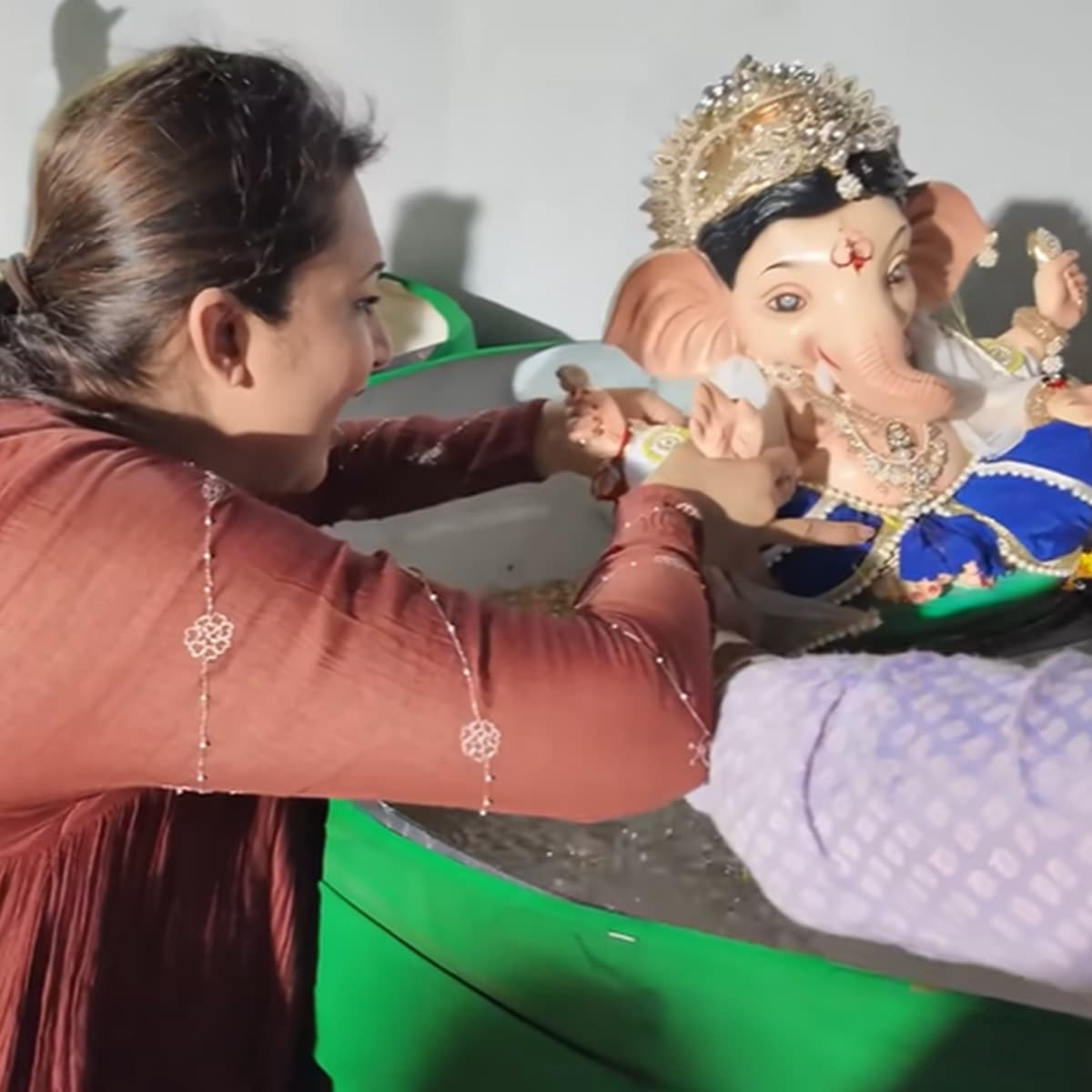 फैंस लगातार इस कपल को माता-पिता बनने और जुड़वां बच्चों के स्वागत के लिए ढेरों बधाइयां दे रहे हैं।