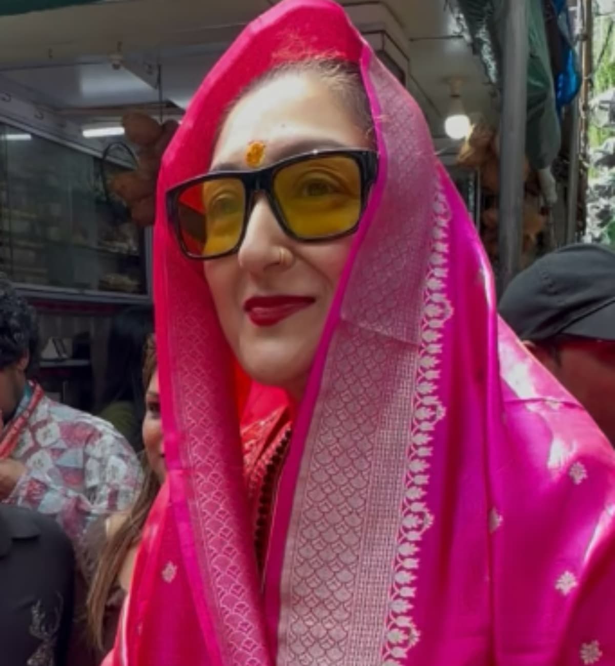बप्पा के दरबार में गोविंदा ने माथा टेककर देश और दुनिया की सुख-शांति के लिए विशेष प्रार्थना की।