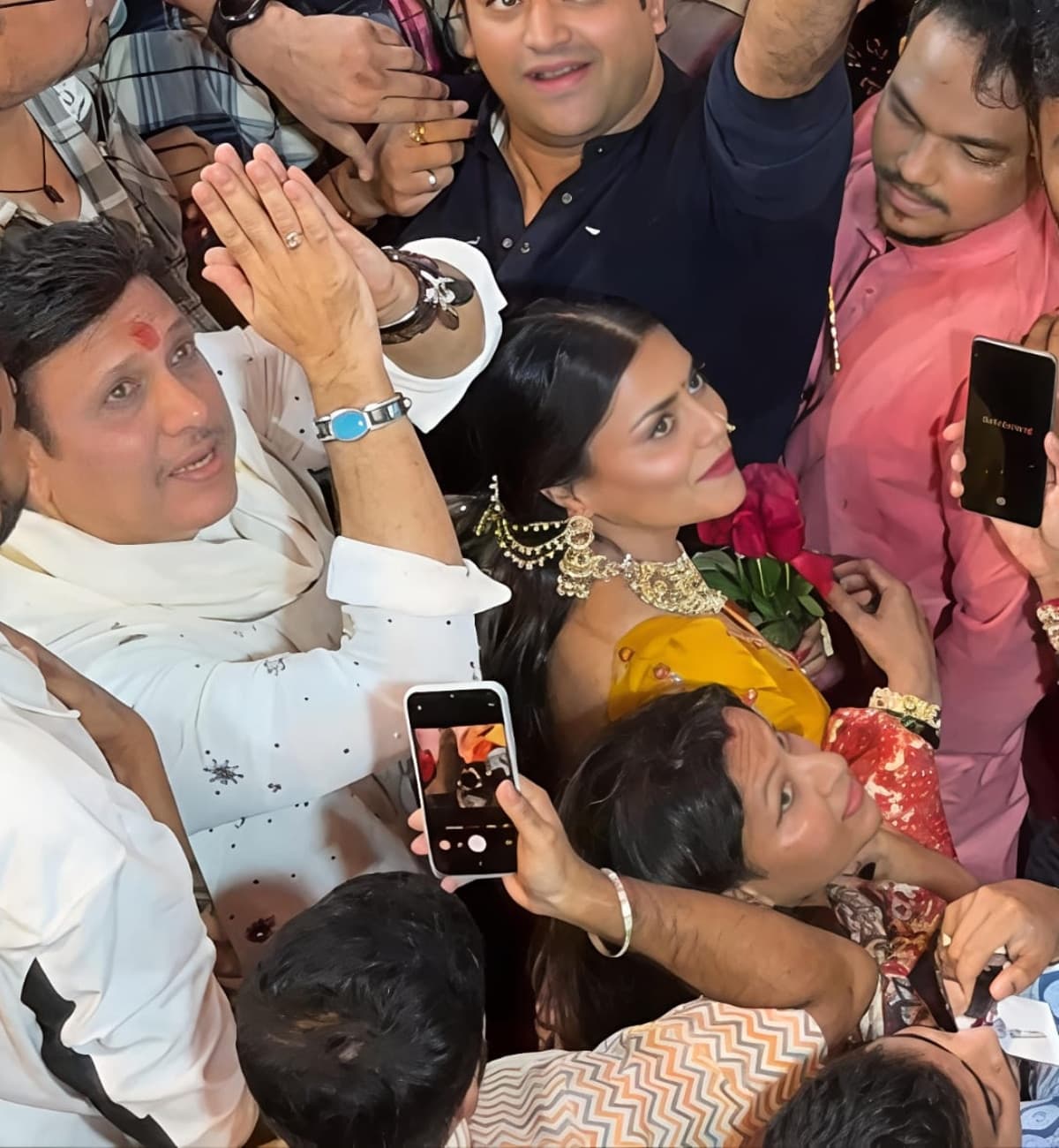 सामने आई इन तस्वीरों में दोनों बेहद सादगी भरे अंदाज में बप्पा की भक्ति में लीन दिखाई दे रहे हैं।