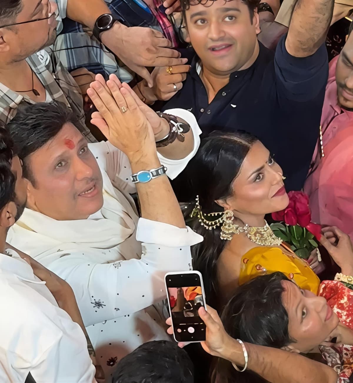 वायरल हो रही इन तस्वीरों के बाद सोशल मीडिया पर गोविंदा और कोमल रानी के रिश्ते को लेकर चर्चाएं तेज हो गई हैं।