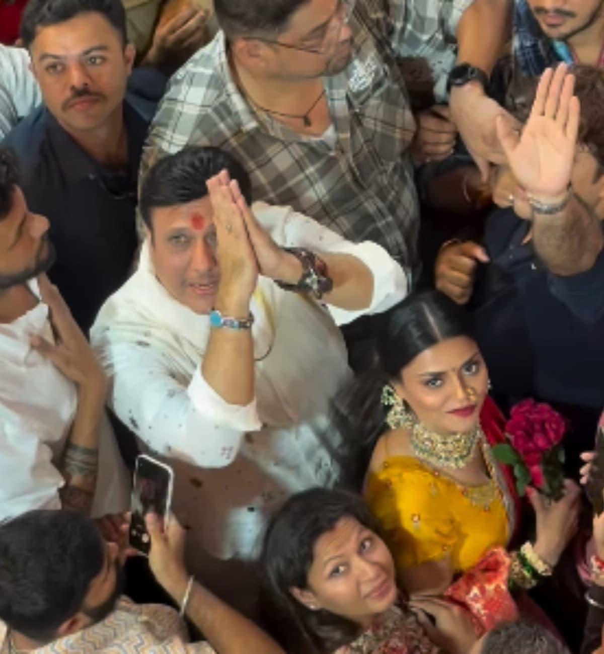 बता दें कि गोविंदा ने अपनी पत्नी सुनीता आहूजा से दूरी बनाते हुए इस बार पंडाल में कोमल के साथ उपस्थिति दर्ज कराई।