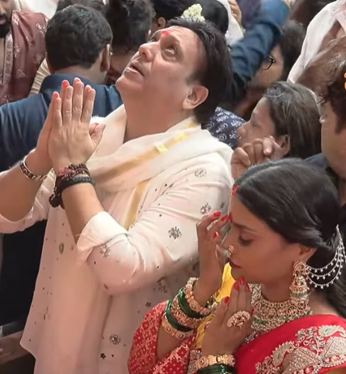 भीड़भाड़ के बीच गोविंदा अपनी कथित गर्लफ्रेंड कोमल रानी का ध्यान रखते हुए पंडाल के अंदर जाते हुए दिखे।