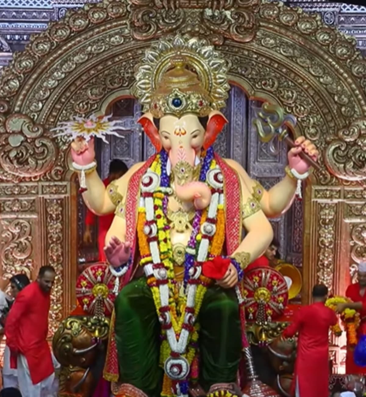 इस धार्मिक मौके पर गोविंदा के साथ उनकी पत्नी सुनीता आहूजा नहीं बल्कि एक्ट्रेस कोमल रानी स्वर्णकार नजर आईं।
