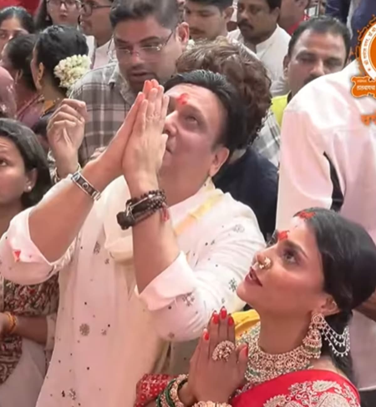 पारंपरिक अंदाज में नजर आए अभिनेता गोविंदा का यह अलग अंदाज उनके फैंस के बीच चर्चा का विषय बन गया है।