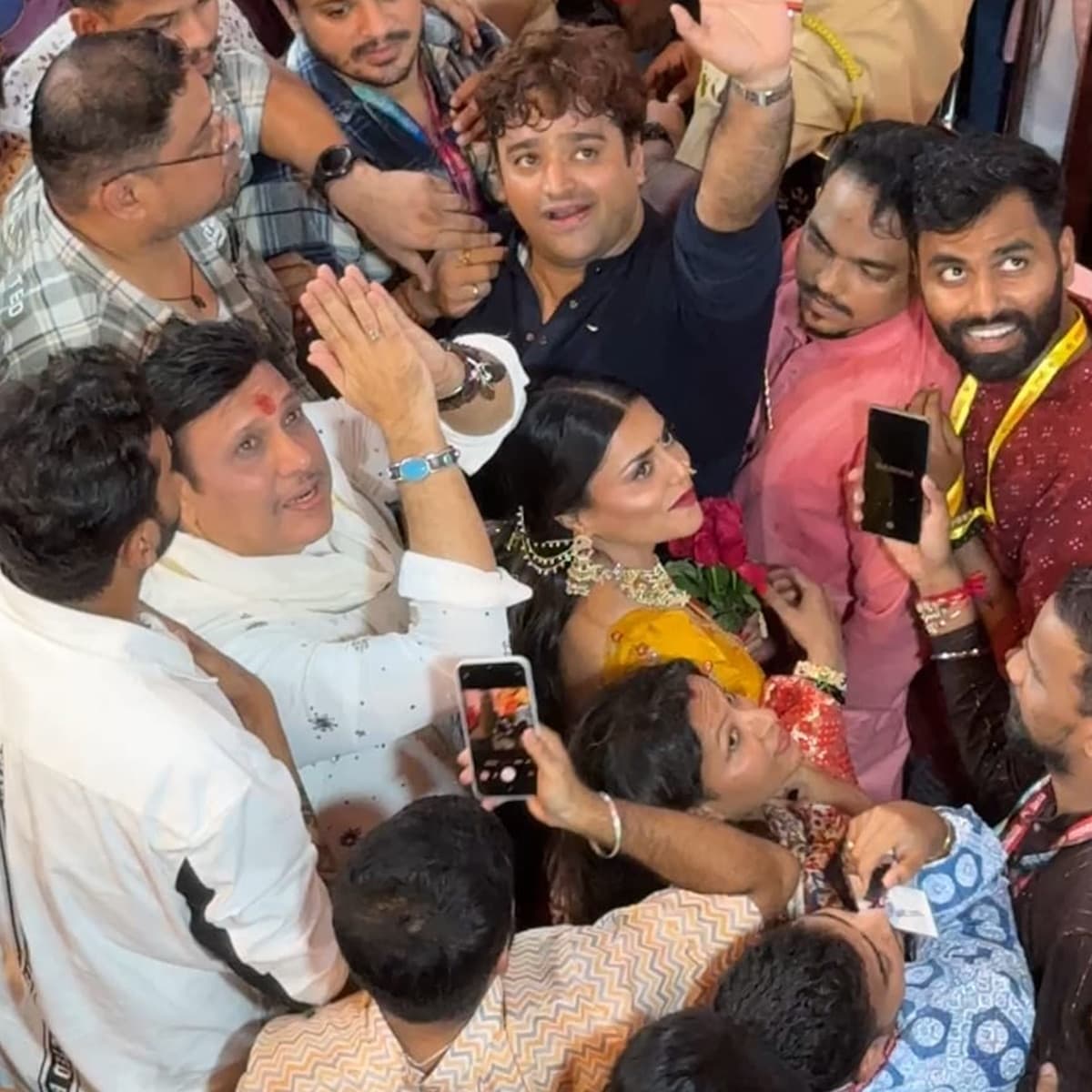 दोनों की साथ में सामने आई इन लेटेस्ट तस्वीरों ने सोशल मीडिया पर उनकी डेटिंग की अफवाहों को और अधिक हवा दे दी है।