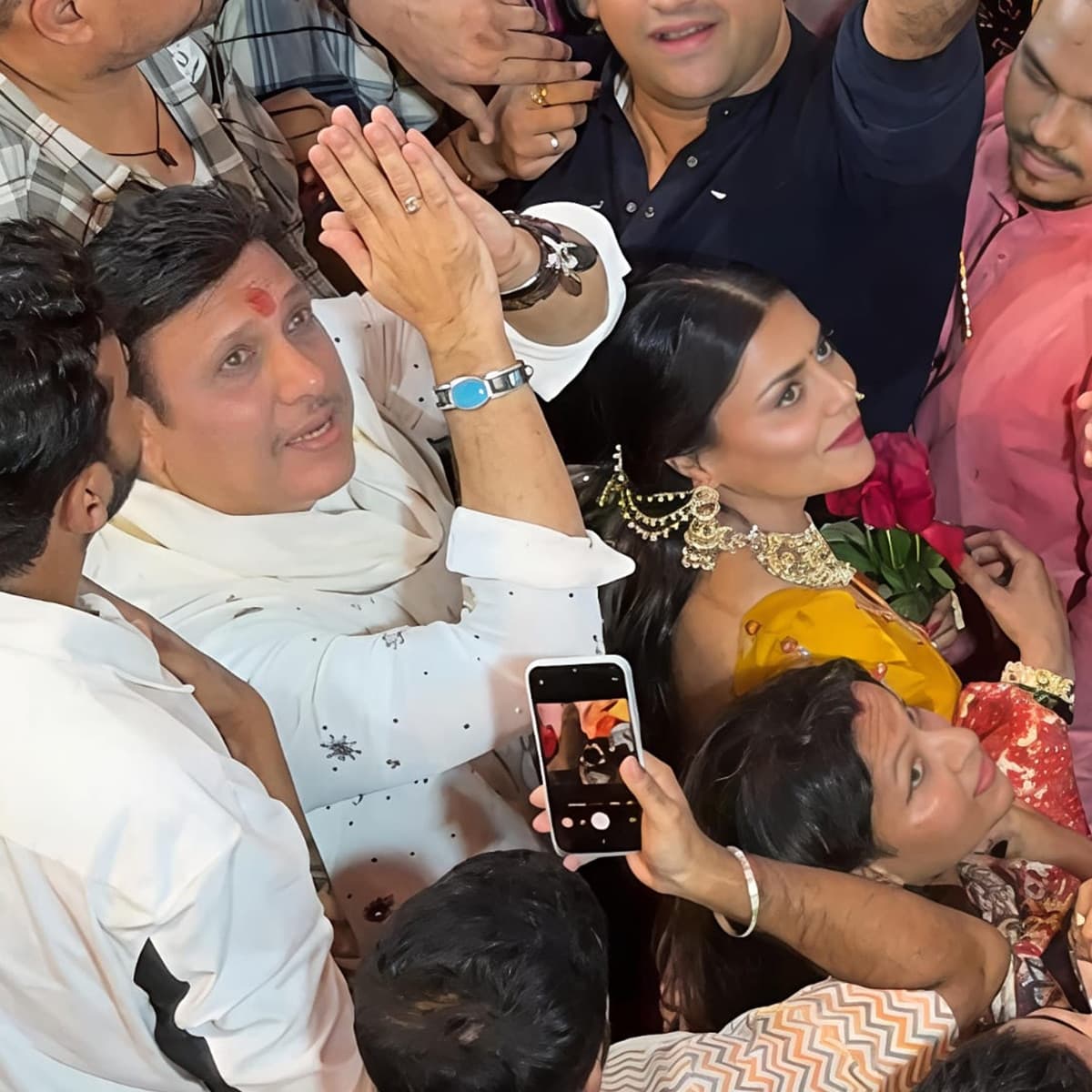 इन तमाम वायरल खबरों के बीच गोविंदा की बहू कश्मीरा शाह का रिएक्शन सामने आया है जो चर्चा का विषय बन गया है।