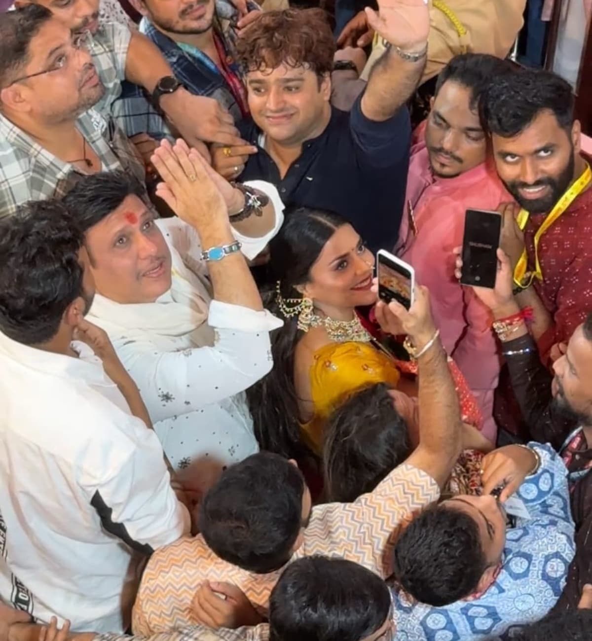गोविंदा और कोमल रानी की एक साथ पंडाल में एंट्री ने वहां मौजूद सभी लोगों और मीडिया का ध्यान अपनी ओर खींच लिया।