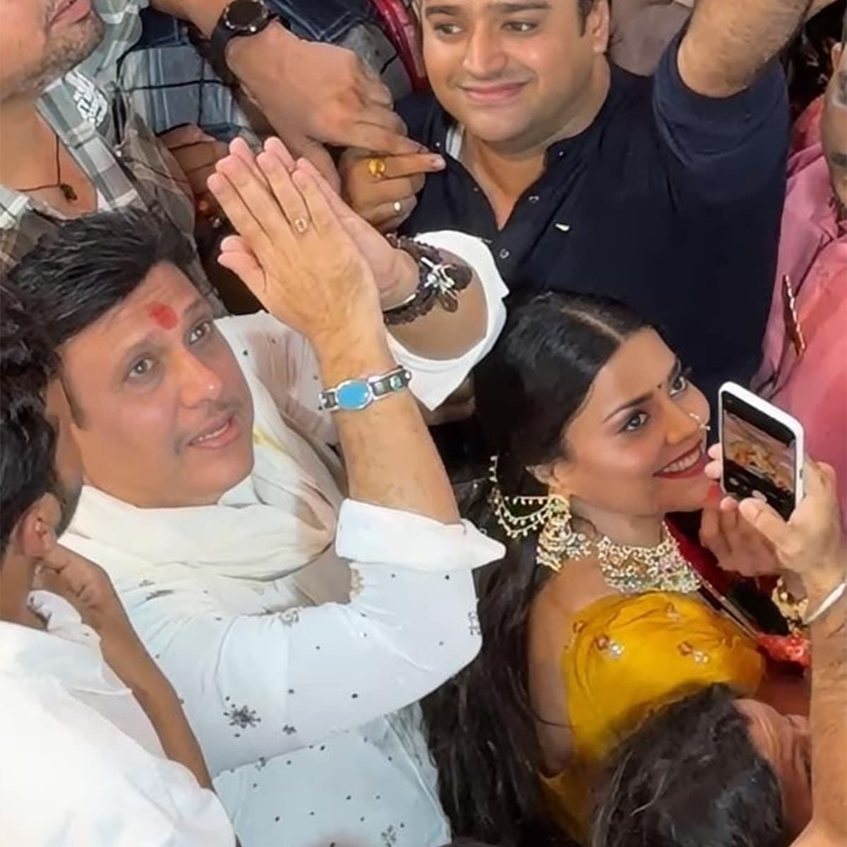 फैंस और सोशल मीडिया यूजर्स अब लगातार इस पूरे मामले पर अपनी कड़ी प्रतिक्रियाएं दे रहे हैं और निगाहें परिवार के अगले कदम पर टिकी हैं।