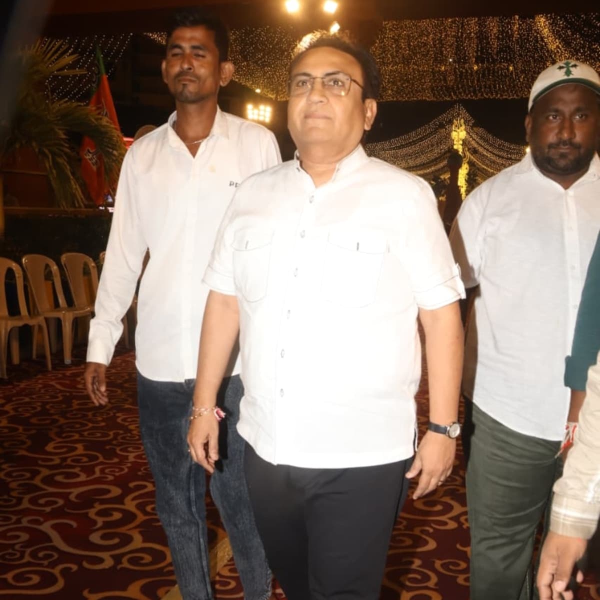 दिलीप जोशी उर्फ जेठालाल ने आशीष शेलार के घर पहुंचकर गणपति बप्पा का आशीर्वाद लिया और भक्तों के साथ तस्वीरें खिंचवाईं।