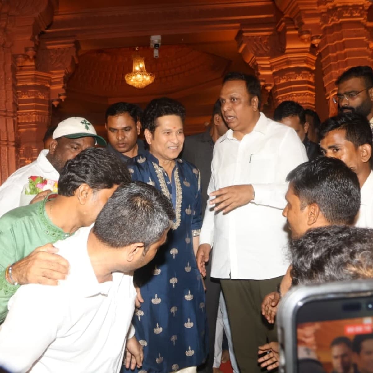 सचिन तेंदुलकर की इस खास झलक को कैमरे में कैद करने के लिए पापाराजी भी काफी उत्सुक नजर आए और उन्होंने तस्वीरें लीं।