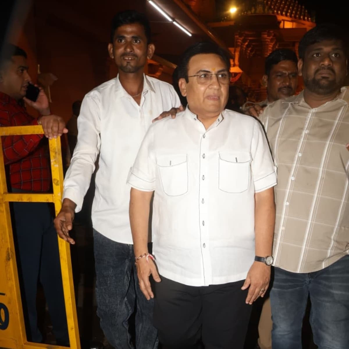 आशीष शेलार के घर सजा बप्पा का यह दरबार इन दिनों मुंबई में चर्चा का केंद्र बना हुआ है जहां रोज वीआईपी आ रहे हैं।