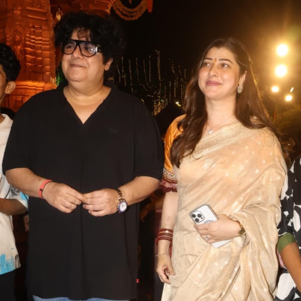 गणेशोत्सव के इस पावन अवसर पर सितारों की चमक ने इस जश्न में चार चांद लगा दिए हैं और माहौल पूरी तरह भक्तिमय है।
