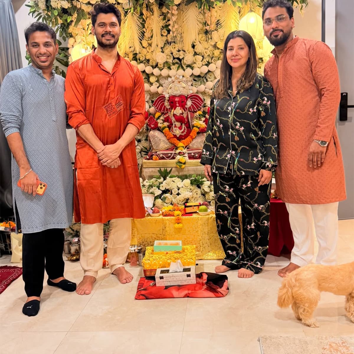परिवार के सभी सदस्यों ने मिलकर गणपति बप्पा की आरती की, जिससे घर का पूरा माहौल पूरी तरह से भक्तिमय हो गया।