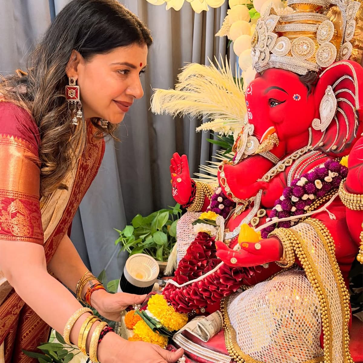 इस खास तस्वीर में संभावना सेठ बप्पा की मूर्ति के सामने हाथ जोड़े हुए अपने परिवार की सुख-समृद्धि की कामना करती नजर आ रही हैं।