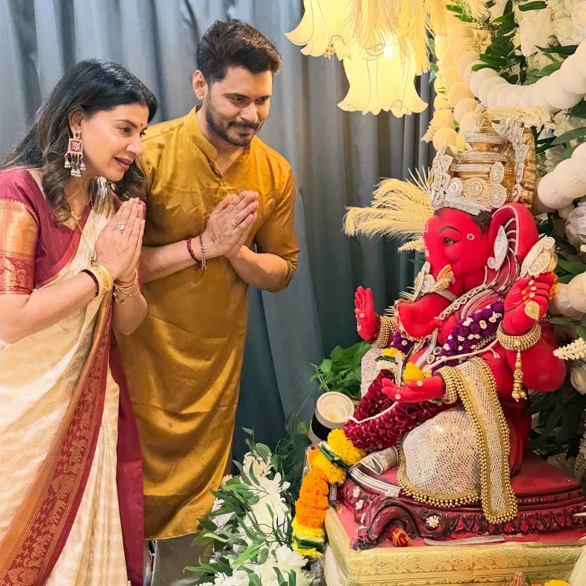 पारंपरिक साड़ी और खुले बालों में संभावना सेठ का यह खूबसूरत और सादगी भरा अंदाज उनके फैंस को बेहद पसंद आ रहा है।