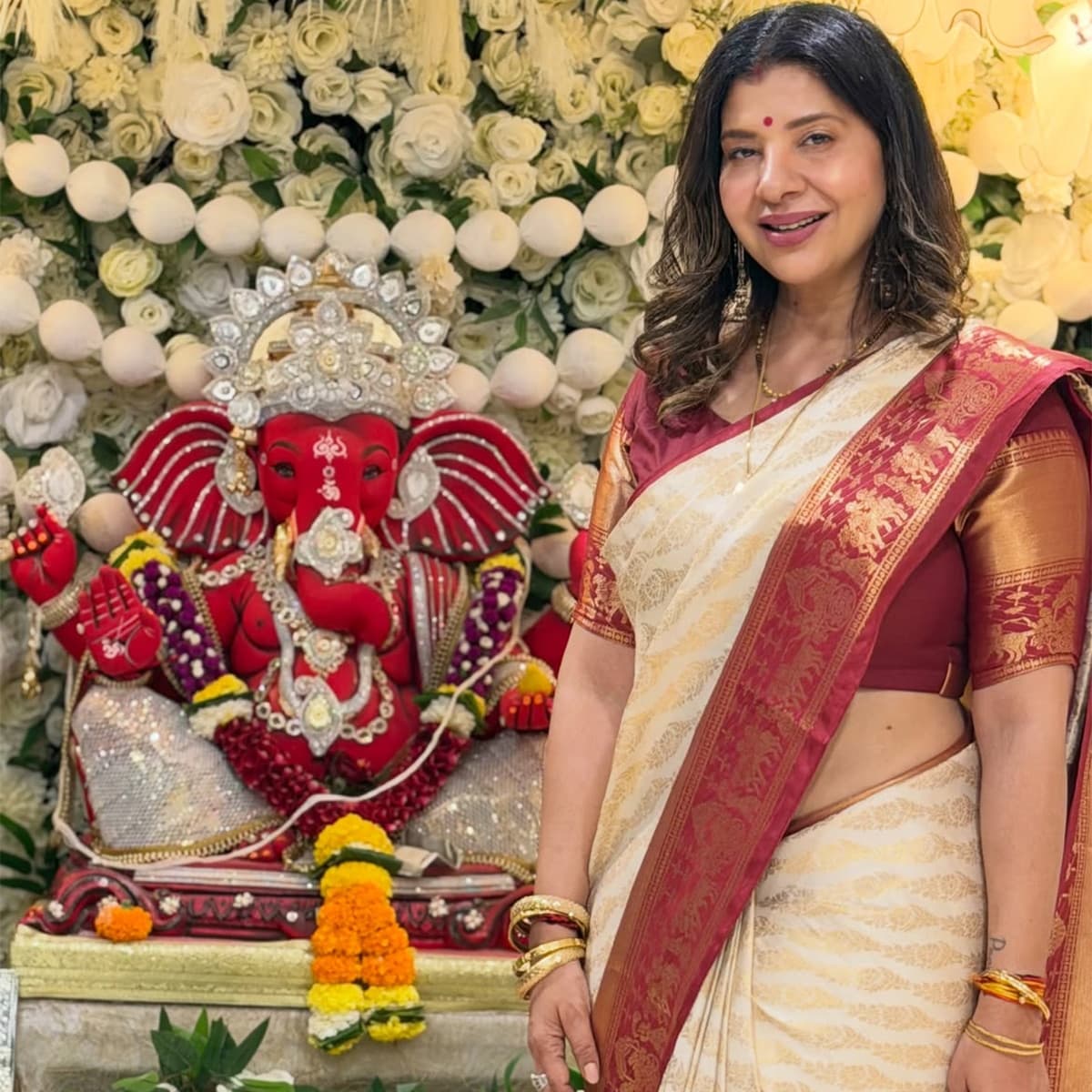 पारंपरिक लिबास में सजी संभावना सेठ के चेहरे पर मातृत्व का एक अलग ही नूर और असीम खुशी साफ तौर पर झलक रही है।