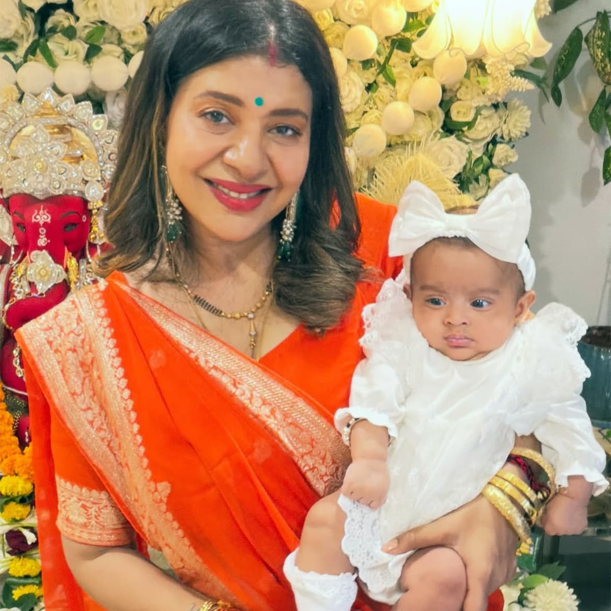 गणपति बप्पा के आगमन पर संभावना के सास-ससुर ने बहु और पोते-पोतियों के साथ मिलकर ढोल-नगाड़ों के बीच धूमधाम से पूजा की।