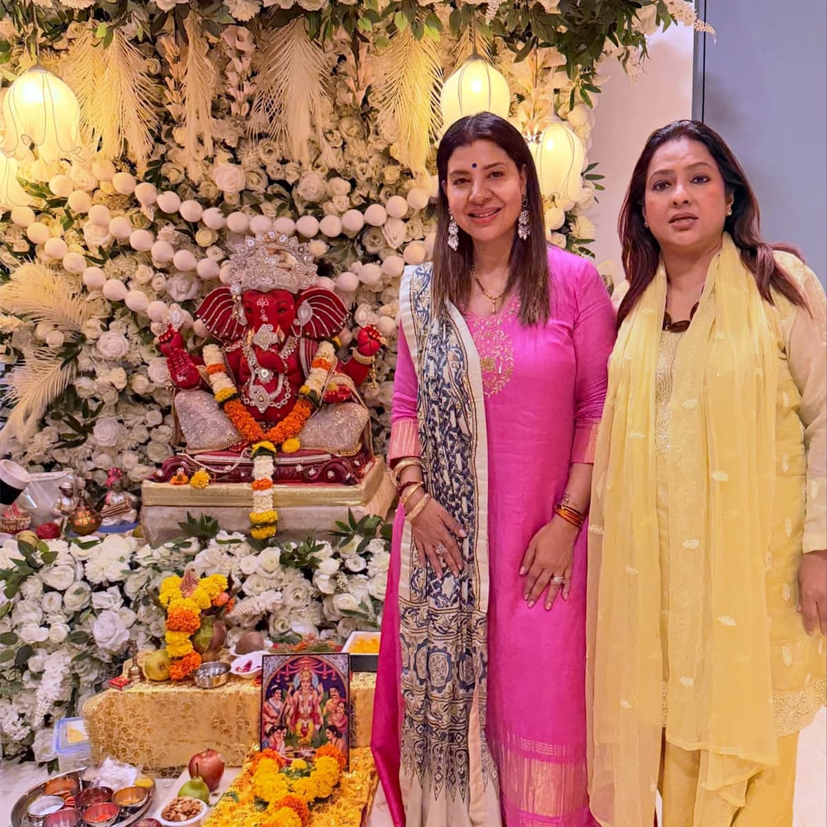 मातृत्व सुख का आनंद ले रहीं संभावना सेठ का यह परिवारिक गणेशोत्सव उनके जीवन के सबसे खूबसूरत पलों में से एक बन गया है।
